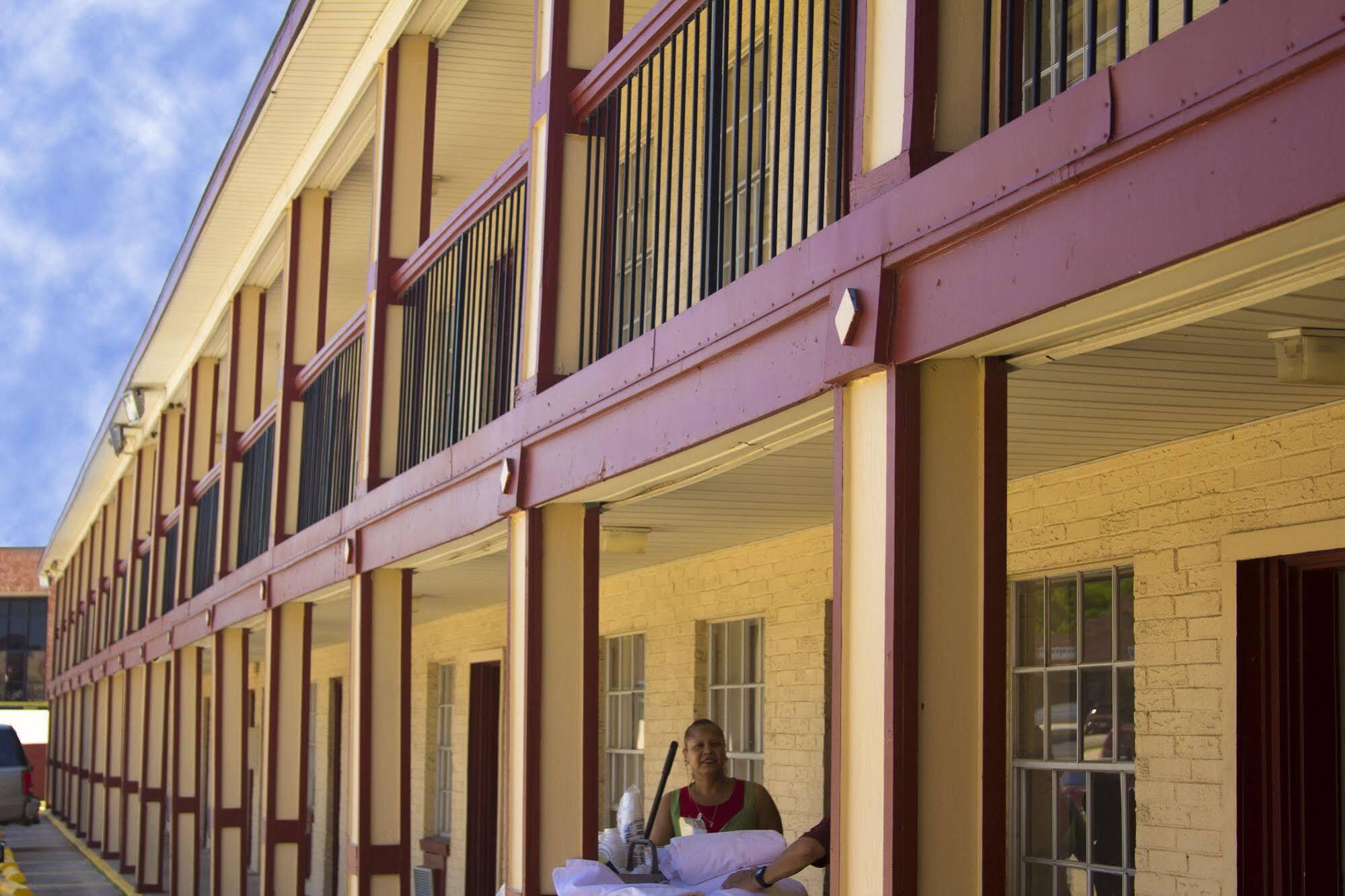 Sherman Inn Exterior photo